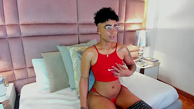 Snapshot of LuciaWallace chatting on 10/06/25, 10:51 LuciaWallace online show from 10/06/25, 10:51