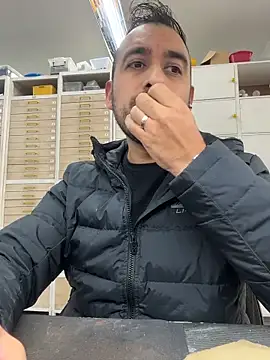 Snapshot of leonardohot1987 chatting on 11/24/25, 08:52 leonardohot1987 online show from 11/24/25, 08:52