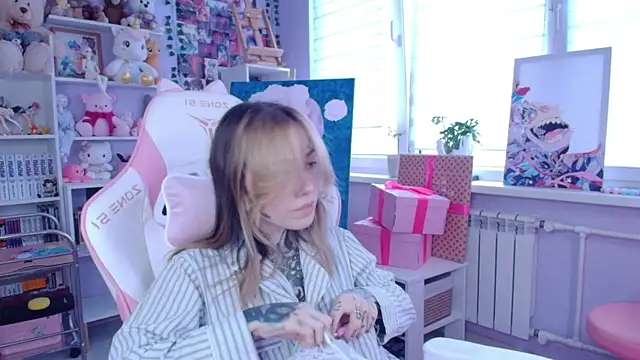 Snapshot of Catharsisi chatting on 10/13/25, 01:33 Catharsisi online show from 10/13/25, 01:33