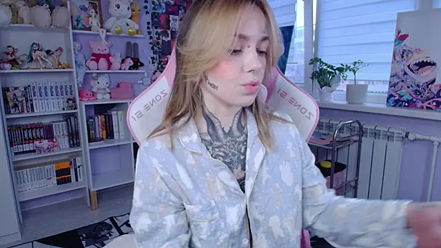 Snapshot of Catharsisi chatting on 10/22/25, 01:55 Catharsisi online show from 10/22/25, 01:55