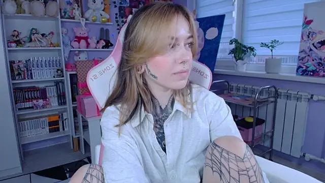 Snapshot of Catharsisi chatting on 10/26/25, 01:39 Catharsisi online show from 10/26/25, 01:39