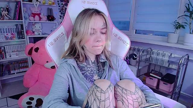 Snapshot of Catharsisi chatting on 11/29/25, 01:03 Catharsisi online show from 11/29/25, 01:03