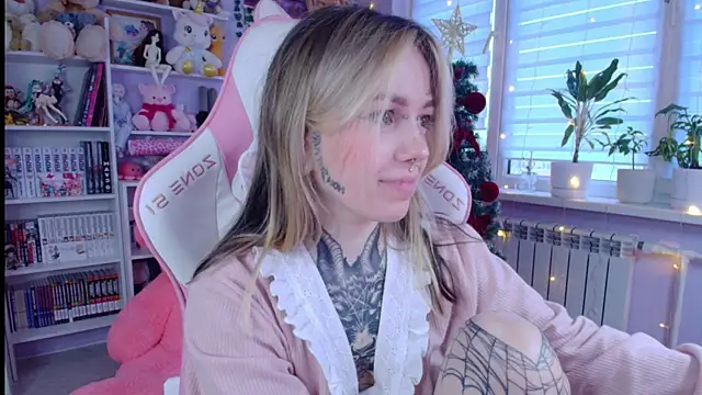 Snapshot of Catharsisi chatting on 12/22/25, 12:35 Catharsisi online show from 12/22/25, 12:35