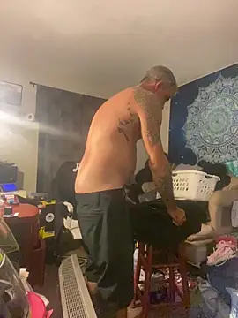 Snapshot of 1badfucka chatting on 10/05/25, 04:11 1badfucka online show from 10/05/25, 04:11