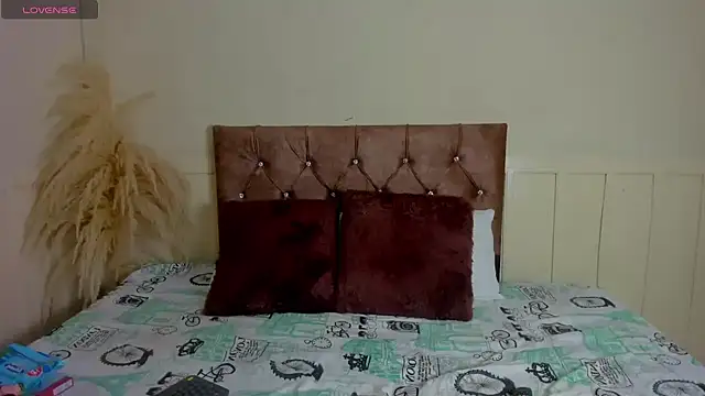 Natashawool1 online show from 02/19/25, 12:33