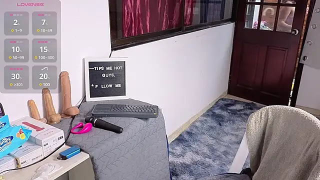 Snapshot of SexLaura_ chatting on 03/20/25, 10:40 SexLaura online show from 03/20/25, 10:40