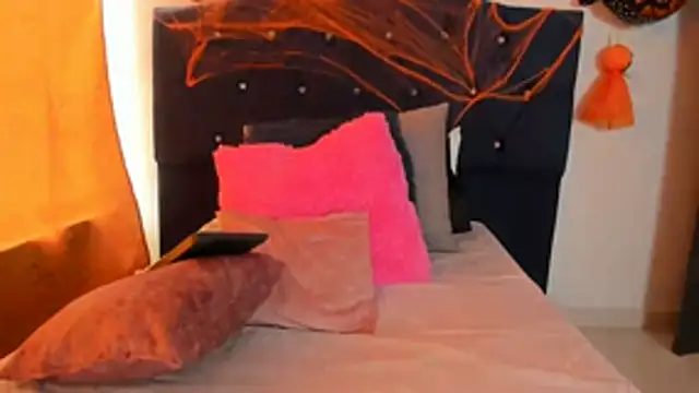 thamara226 online show from 10/18/25, 02:51