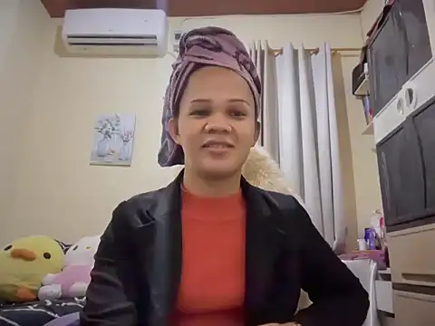 SophiaCourthaway online show from 07/04/26, 10:43