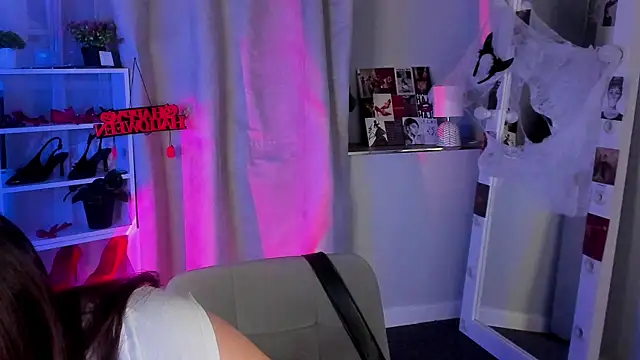 Snapshot of Sahara_Shields chatting on 10/28/25, 10:19 Sahara Shields online show from 10/28/25, 10:19