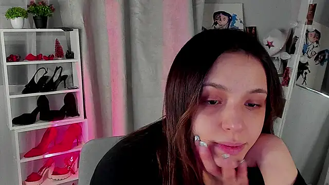 Snapshot of Sahara_Shields chatting on 12/14/25, 10:20 Sahara Shields online show from 12/14/25, 10:20