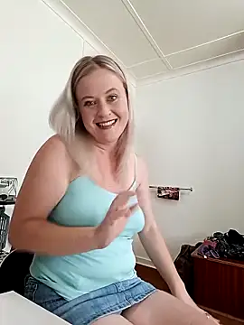 Snapshot of Vintasia chatting on 12/22/25, 11:18 Vintasia online show from 12/22/25, 11:18