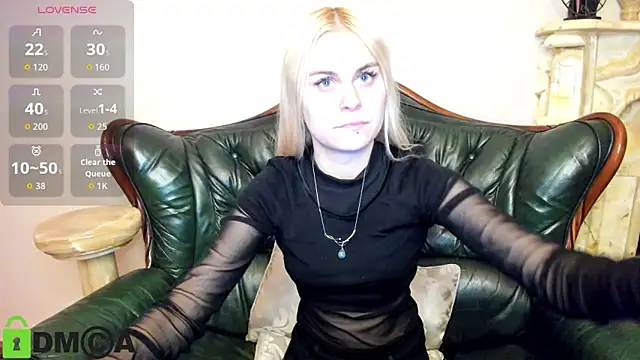 Snapshot of HillEva chatting on 10/13/25, 08:20 HillEva online show from 10/13/25, 08:20