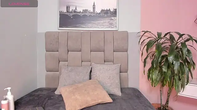 janna lopez  online show from 11/16/25, 11:05