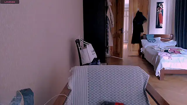 Snapshot of _Roselina_ chatting on 03/19/25, 06:14 Roselina online show from 03/19/25, 06:14