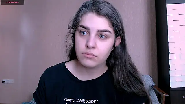 Snapshot of _Roselina_ chatting on 11/17/25, 07:47 Roselina online show from 11/17/25, 07:47