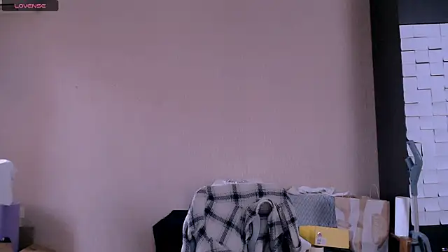 Snapshot of _Roselina_ chatting on 12/04/25, 07:28 Roselina online show from 12/04/25, 07:28