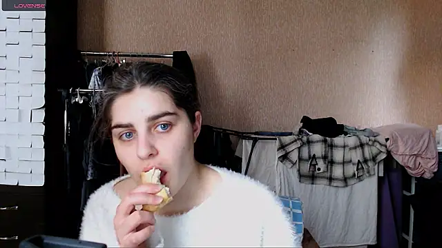 Snapshot of _Roselina_ chatting on 03/16/26, 11:47 Roselina online show from 03/16/26, 11:47