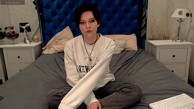 Snapshot of via_mayer_ chatting on 12/17/25, 07:53 via mayer online show from 12/17/25, 07:53