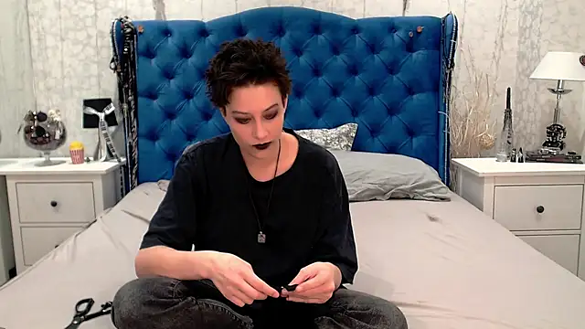 Snapshot of via_mayer_ chatting on 04/21/26, 04:52 via mayer online show from 04/21/26, 04:52