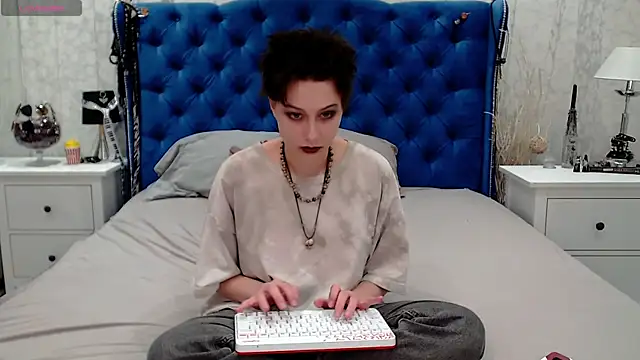Snapshot of via_mayer_ chatting on 05/09/26, 09:47 via mayer online show from 05/09/26, 09:47