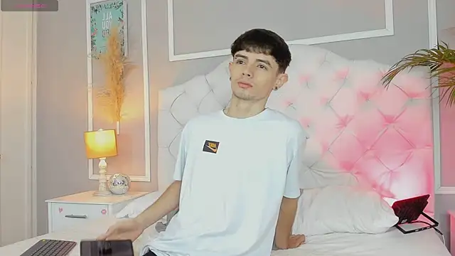 Snapshot of connor_and_angel chatting on 03/07/25, 01:07 connor and angel online show from 03/07/25, 01:07