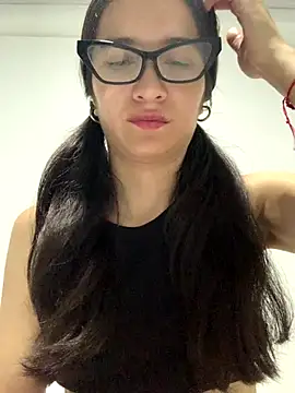 Bella still online show from 11/11/25, 12:38