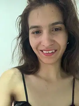 Snapshot of Bella_still chatting on 12/20/25, 01:29 Bella still online show from 12/20/25, 01:29