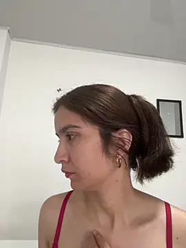 Snapshot of Bella_still chatting on 02/04/26, 01:39 Bella still online show from 02/04/26, 01:39