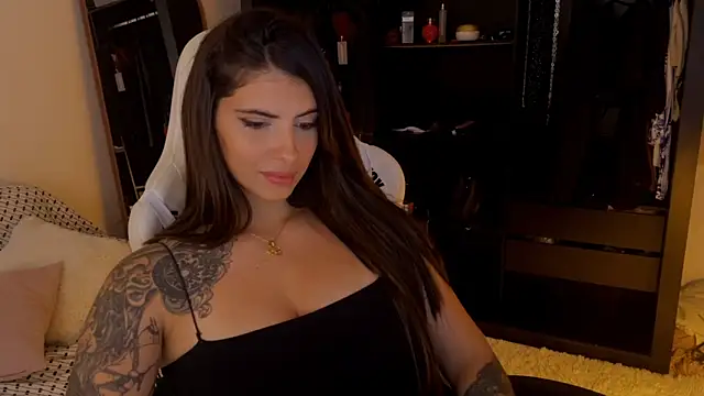 Snapshot of Amiradaher chatting on 10/25/25, 10:15 Amiradaher online show from 10/25/25, 10:15