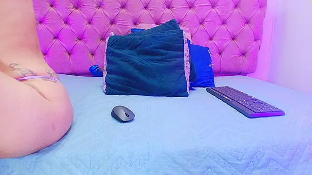 Auroraa miller online show from 09/18/25, 11:56