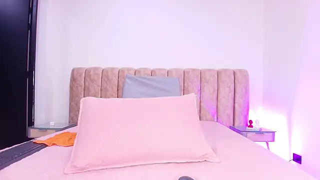 Auroraa miller online show from 11/19/25, 11:54