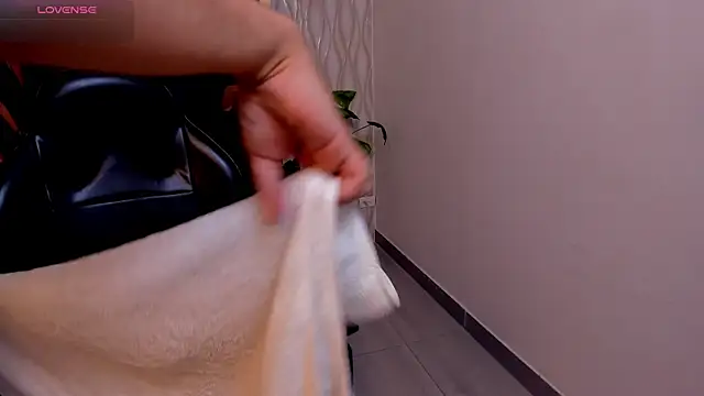 Snapshot of Brad_Summer chatting on 10/23/25, 05:12 Brad Summer online show from 10/23/25, 05:12