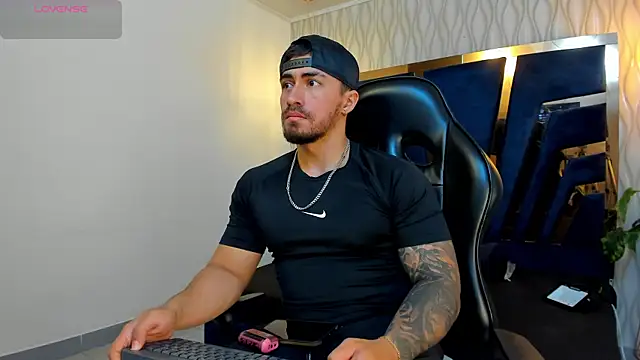 Snapshot of Brad_Summer chatting on 10/24/25, 05:31 Brad Summer online show from 10/24/25, 05:31