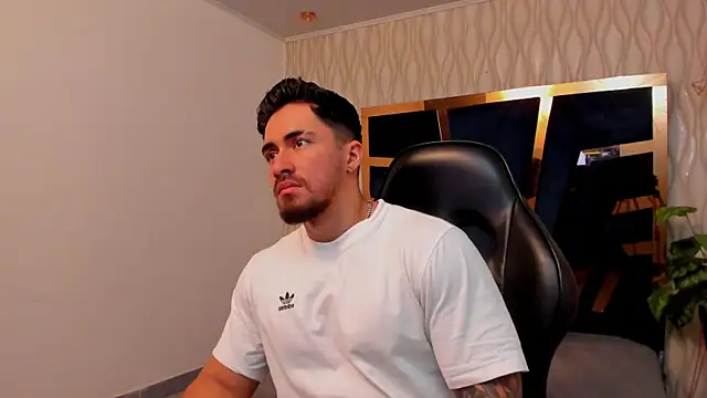 Snapshot of Brad_Summer chatting on 12/04/25, 05:10 Brad Summer online show from 12/04/25, 05:10