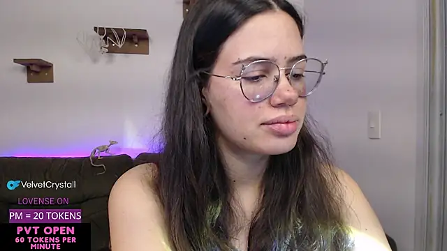 Snapshot of crystalll_room chatting on 10/10/25, 06:56 crystalll room online show from 10/10/25, 06:56