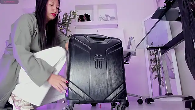 hannah howeell   online show from 10/22/25, 10:15