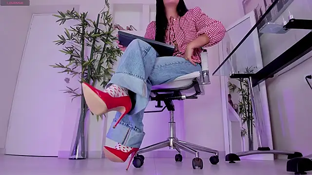 Snapshot of hannah_howeell__ chatting on 12/22/25, 10:01 hannah howeell online show from 12/22/25, 10:01