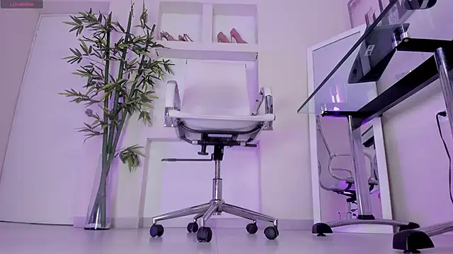 Snapshot of hannah_howeell__ chatting on 01/19/26, 10:19 hannah howeell online show from 01/19/26, 10:19