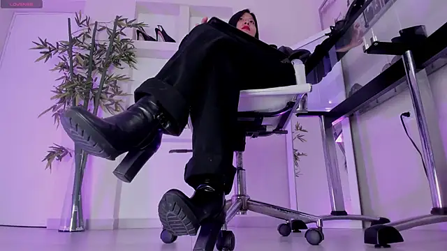 Snapshot of hannah_howeell__ chatting on 03/11/26, 09:37 hannah howeell online show from 03/11/26, 09:37