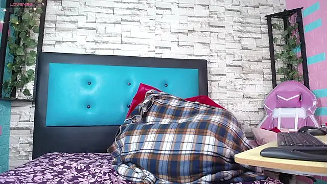 Snapshot of Pink_19 chatting on 03/10/26, 12:43 Pink 19 online show from 03/10/26, 12:43