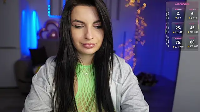 Snapshot of swarowskayaya chatting on 12/17/25, 01:11 swarowskayaya online show from 12/17/25, 01:11