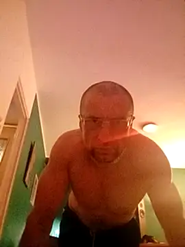 Snapshot of bobbuilder77pl chatting on 02/15/25, 07:17 bobbuilder77pl online show from 02/15/25, 07:17