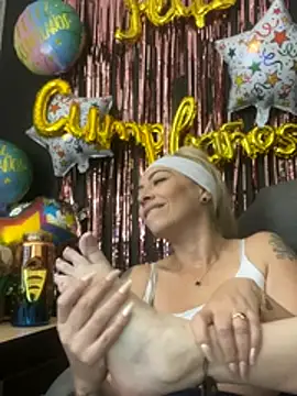 viktoria davis  online show from 12/18/25, 12:17