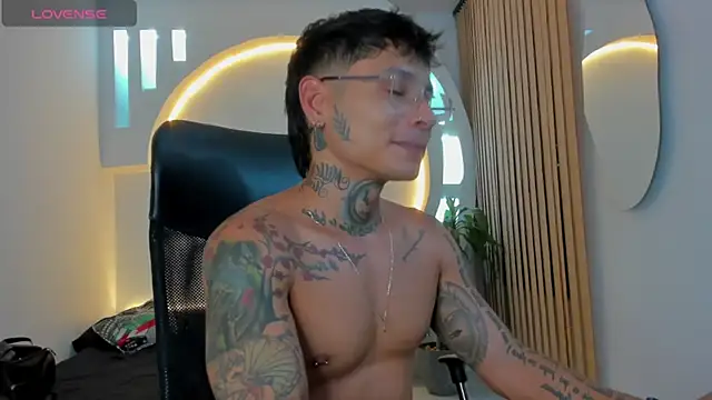 Snapshot of tattokoi chatting on 01/19/25, 04:44 tattokoi online show from 01/19/25, 04:44