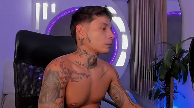 Snapshot of tattokoi chatting on 03/19/25, 01:32 tattokoi online show from 03/19/25, 01:32