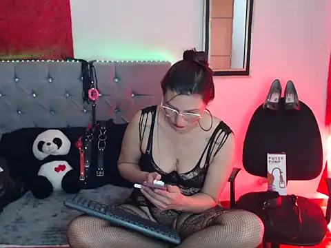 Snapshot of sachaclinford chatting on 02/10/26, 01:59 sachaclinford online show from 02/10/26, 01:59