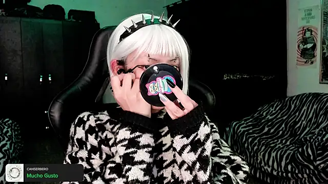 Snapshot of roxy_toxic chatting on 01/10/26, 02:02 roxy toxic online show from 01/10/26, 02:02