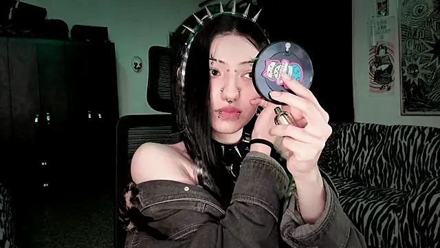 Snapshot of roxy_toxic chatting on 02/25/26, 12:42 roxy toxic online show from 02/25/26, 12:42