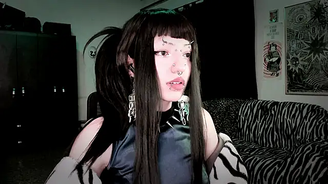 Snapshot of roxy_toxic chatting on 03/06/26, 01:35 roxy toxic online show from 03/06/26, 01:35