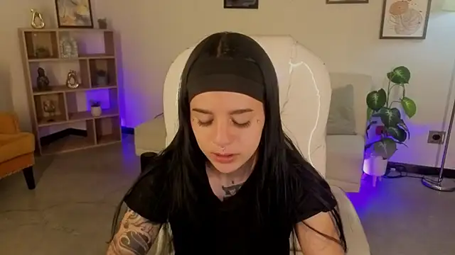 Nicole Foxx  online show from 11/14/25, 07:34